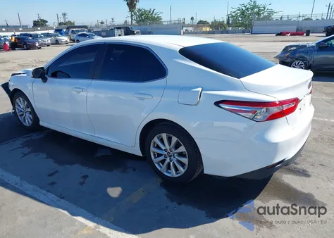 2018 Toyota Camry Le z USA, uszkodzony, nr VIN 4T1B11HK5JU505653